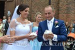 białe gołębie na ślubie